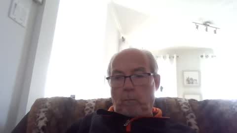 Snapshot of bernard1102 chatting on 10/19/25, 06:19 bernard1102 online show from 10/19/25, 06:19