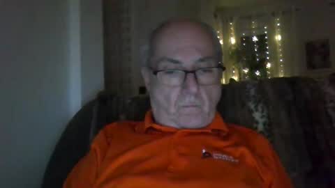 Snapshot of bernard1102 chatting on 12/02/25, 01:33 bernard1102 online show from 12/02/25, 01:33