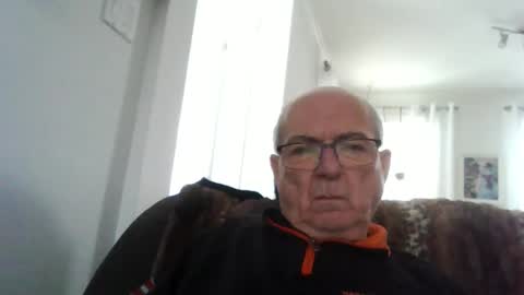 Snapshot of bernard1102 chatting on 12/21/25, 02:35 bernard1102 online show from 12/21/25, 02:35