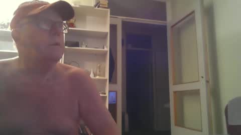 Snapshot of berra3232 chatting on 02/24/25, 03:23 berra online show from 02/24/25, 03:23