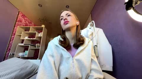 Snapshot of berry_buns chatting on 10/04/25, 05:16 Sofia online show from 10/04/25, 05:16