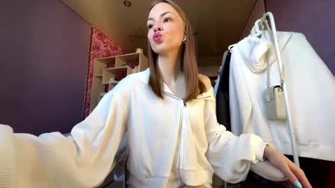 Snapshot of berry_buns chatting on 10/06/25, 05:05 Sofia online show from 10/06/25, 05:05