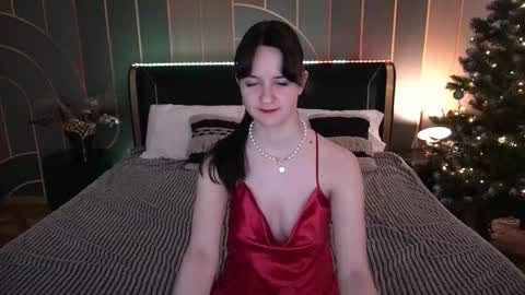 Snapshot of berrydiva chatting on 12/16/25, 07:24 Violette online show from 12/16/25, 07:24