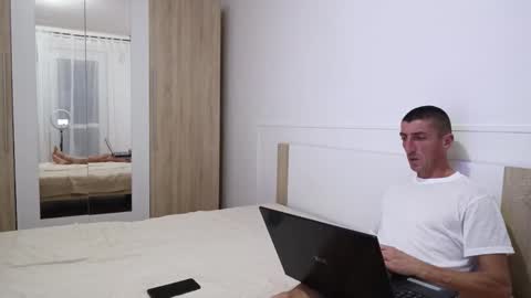 Alex and Victoria online show from 10/06/25, 04:48