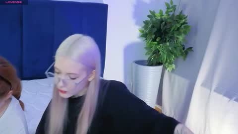 Snapshot of best_trip chatting on 09/23/25, 02:53 Danny and Kira online show from 09/23/25, 02:53