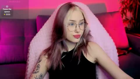 Snapshot of best_trip chatting on 09/27/25, 02:27 Danny and Kira online show from 09/27/25, 02:27