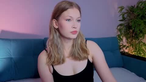 Snapshot of best_trip chatting on 10/10/25, 10:14 Danny and Kira online show from 10/10/25, 10:14