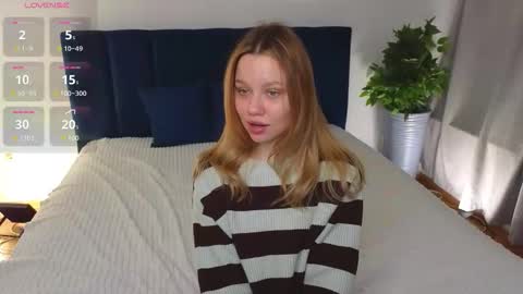 Snapshot of best_trip chatting on 10/11/25, 08:13 Danny and Kira online show from 10/11/25, 08:13