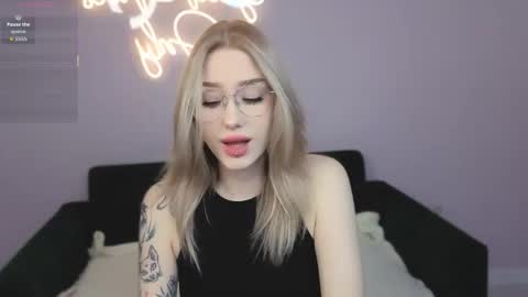 Snapshot of best_trip chatting on 10/17/25, 08:28 Danny and Kira online show from 10/17/25, 08:28