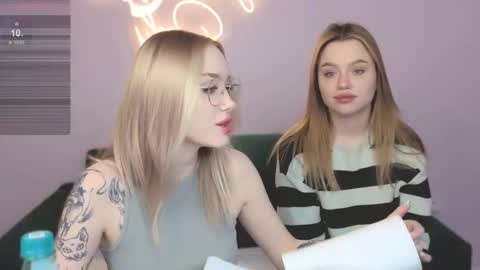 Snapshot of best_trip chatting on 10/18/25, 08:15 Danny and Kira online show from 10/18/25, 08:15