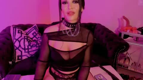 Snapshot of bettybishop chatting on 02/14/25, 04:37 NatashaxoBangs online show from 02/14/25, 04:37