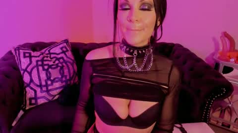 Snapshot of bettybishop chatting on 02/14/25, 10:49 NatashaxoBangs online show from 02/14/25, 10:49
