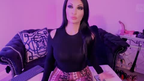 Snapshot of bettybishop chatting on 02/16/25, 02:31 NatashaxoBangs online show from 02/16/25, 02:31