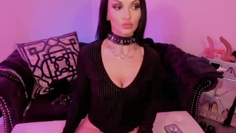 Snapshot of bettybishop chatting on 02/24/25, 01:13 NatashaxoBangs online show from 02/24/25, 01:13