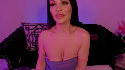Snapshot of bettybishop chatting on 03/03/25, 01:31 NatashaxoBangs online show from 03/03/25, 01:31