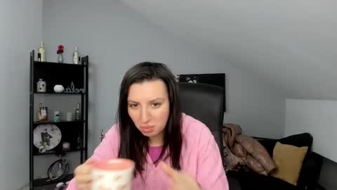 Snapshot of bettyjamess chatting on 11/28/25, 05:32 bettyjamess online show from 11/28/25, 05:32