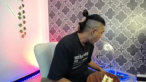 between two skins online show from 09/17/25, 02:02