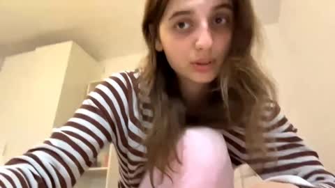 Snapshot of beulahweikert chatting on 05/24/26, 05:51 Lina online show from 05/24/26, 05:51