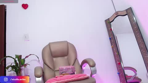 Nicolle Aviles online show from 09/22/25, 07:21