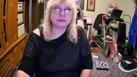 Snapshot of beverlycynia chatting on 09/27/25, 03:39 BeverlyCynia online show from 09/27/25, 03:39