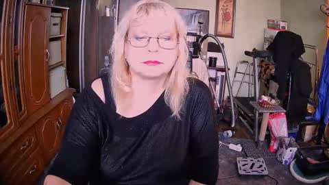 Snapshot of beverlycynia chatting on 09/29/25, 11:15 BeverlyCynia online show from 09/29/25, 11:15
