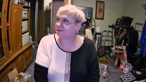 Snapshot of beverlycynia chatting on 10/05/25, 04:27 BeverlyCynia online show from 10/05/25, 04:27
