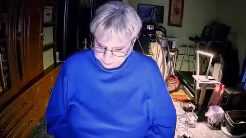 Snapshot of beverlycynia chatting on 11/21/25, 04:16 BeverlyCynia online show from 11/21/25, 04:16