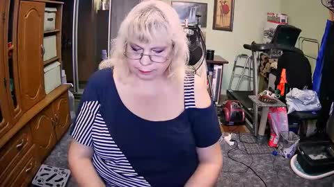 BeverlyQCynia online show from 09/18/25, 11:45