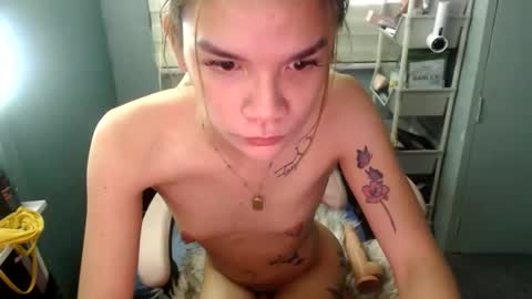 Snapshot of bheefuck52 chatting on 05/22/26, 04:52 bhee52 online show from 05/22/26, 04:52