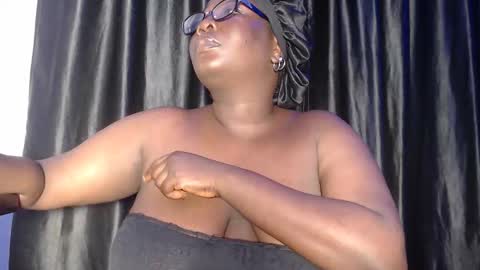 Snapshot of bigass_chocolate chatting on 09/21/25, 08:43 bella online show from 09/21/25, 08:43