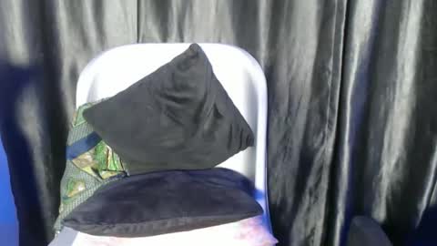 Snapshot of bigass_chocolate chatting on 10/18/25, 11:16 bella online show from 10/18/25, 11:16