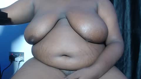 Snapshot of bigass_chocolate chatting on 11/17/25, 07:19 bella online show from 11/17/25, 07:19