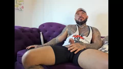 Snapshot of bigcock_jhonny chatting on 10/24/25, 04:42 jhonny online show from 10/24/25, 04:42