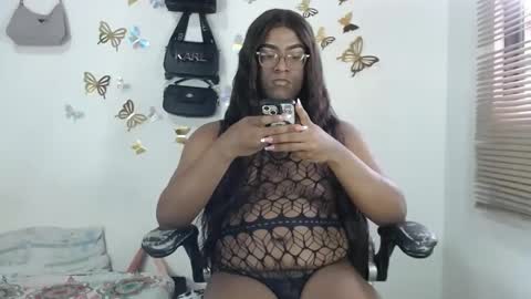 Snapshot of bigcrisblack chatting on 10/26/25, 08:26 cristina online show from 10/26/25, 08:26