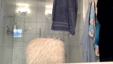 Snapshot of bigdickdave3332 chatting on 10/23/25, 01:43 bigdickdave3332 online show from 10/23/25, 01:43