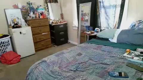 the Mini mami online show from 10/15/25, 03:01