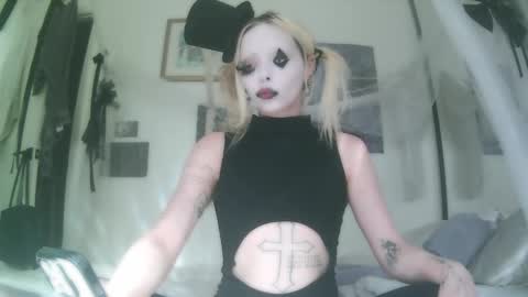 Snapshot of bl0odsyring3 chatting on 10/30/25, 09:04 vampire fang  online show from 10/30/25, 09:04