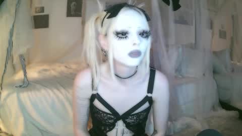 vampire fang  online show from 02/20/26, 02:30