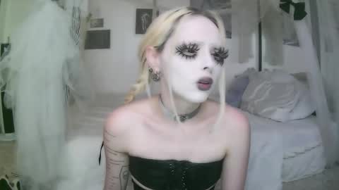 vampire fang  online show from 03/13/26, 06:25