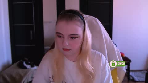 Snapshot of black_neon chatting on 10/11/25, 09:19 Sasha and Bella online show from 10/11/25, 09:19