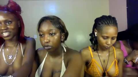 Snapshot of blackqueen2030_ chatting on 06/04/26, 04:29 blackqueen2030 online show from 06/04/26, 04:29