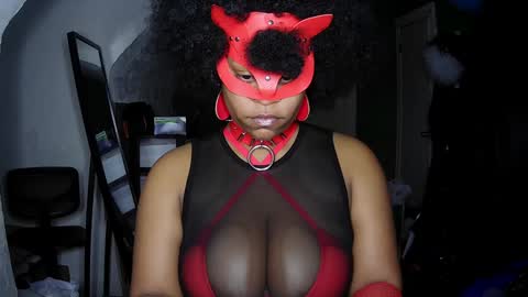 Snapshot of blacksirenqueen chatting on 12/10/24, 01:43 Queen Siren online show from 12/10/24, 01:43