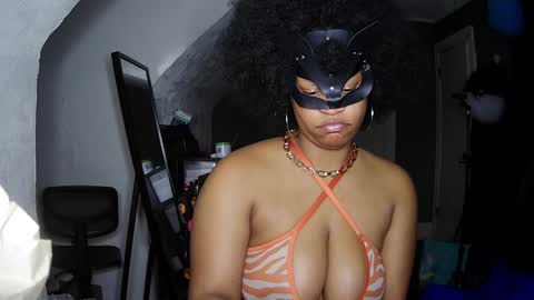 Snapshot of blacksirenqueen chatting on 12/17/24, 05:29 Queen Siren online show from 12/17/24, 05:29