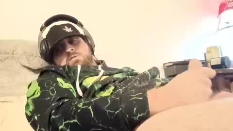 Snapshot of blahblam420 chatting on 11/23/25, 08:03 blahblam420 online show from 11/23/25, 08:03