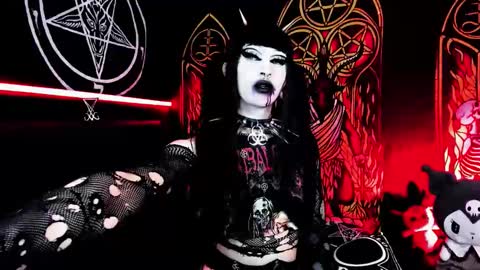 Snapshot of blasphemiangxrl chatting on 10/12/25, 03:33 online show from 10/12/25, 03:33