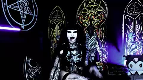 Snapshot of blasphemiangxrl chatting on 10/23/25, 09:13 online show from 10/23/25, 09:13