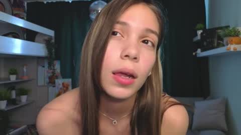 Snapshot of bless_mee chatting on 05/19/26, 01:56 Mia online show from 05/19/26, 01:56