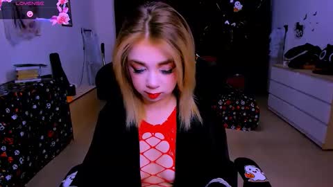 Snapshot of blinkofeyess chatting on 11/11/25, 10:15 Nicole online show from 11/11/25, 10:15