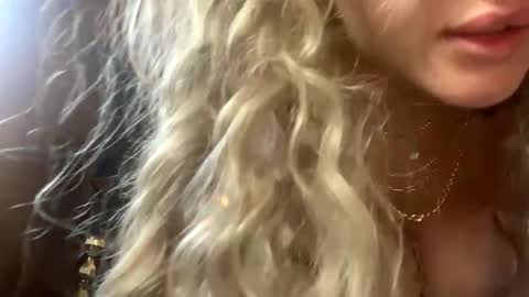 blonde_lover401832 online show from 10/29/25, 12:51