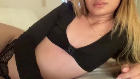 Snapshot of blonde_petite chatting on 05/29/26, 02:09 Alice online show from 05/29/26, 02:09